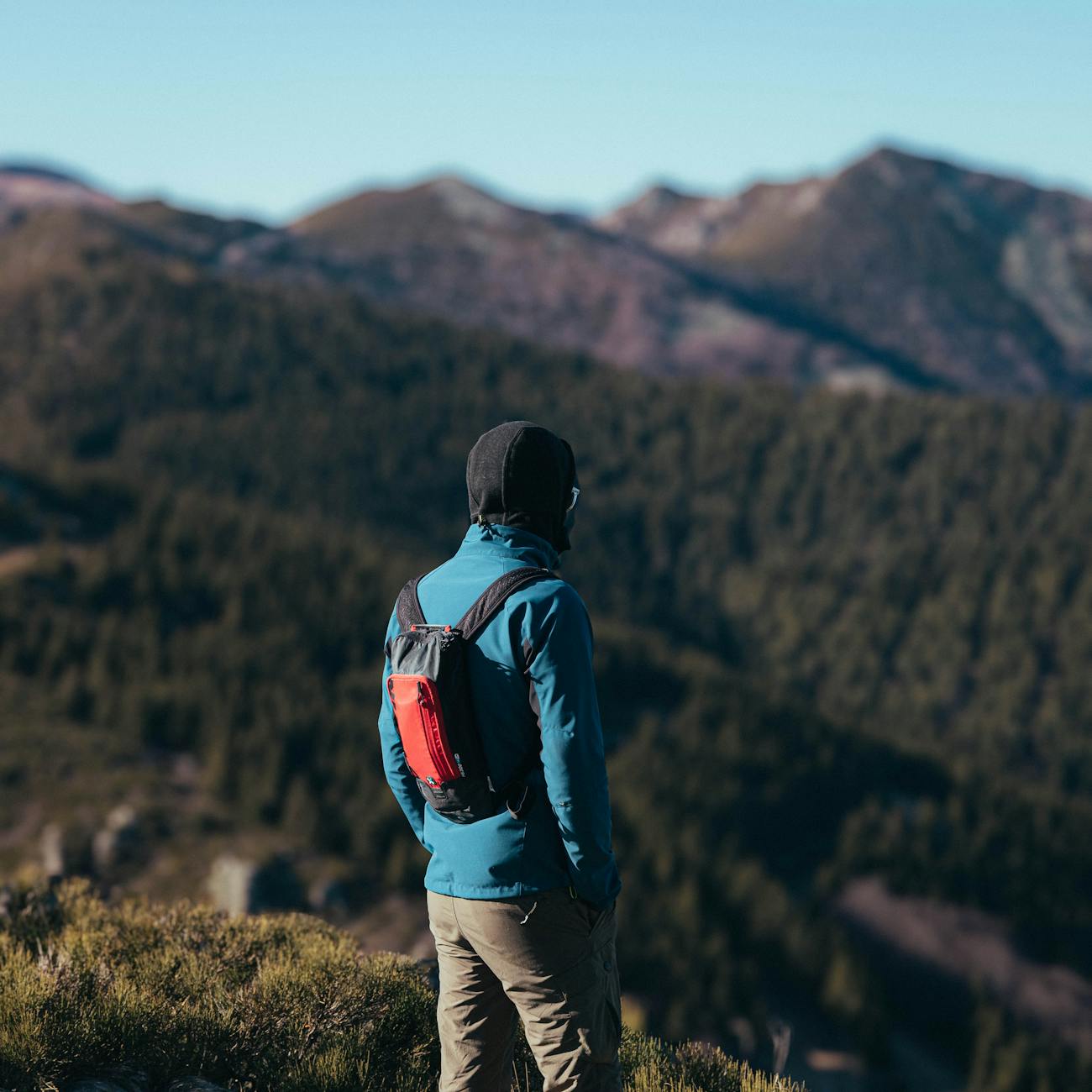 Gros plan sur un smartphone affichant une carte topographique hors ligne pendant une randonnée