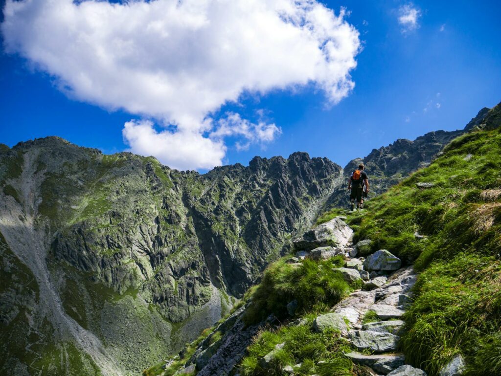 Randonneurs préparant leur itinéraire avec carte et boussole face à un paysage de montagne en 2026