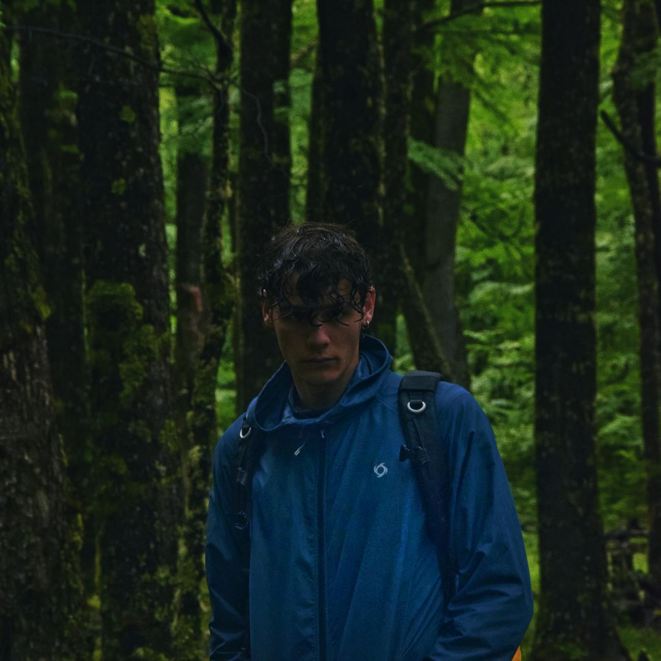 Enfant explorant la nature avec un sac à dos en forêt pendant une randonnée familiale