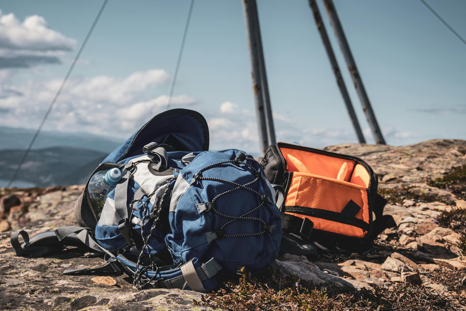 Enfant randonneur avec sac à dos sur sentier montagne