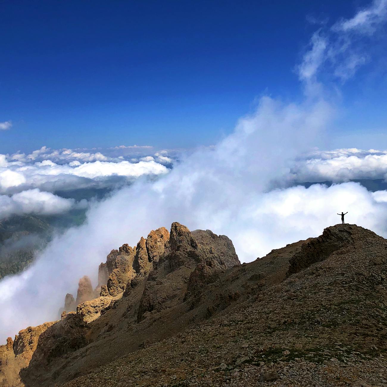Nuages d'orage se formant au-dessus d'un sommet — signe de dégradation météo imminente