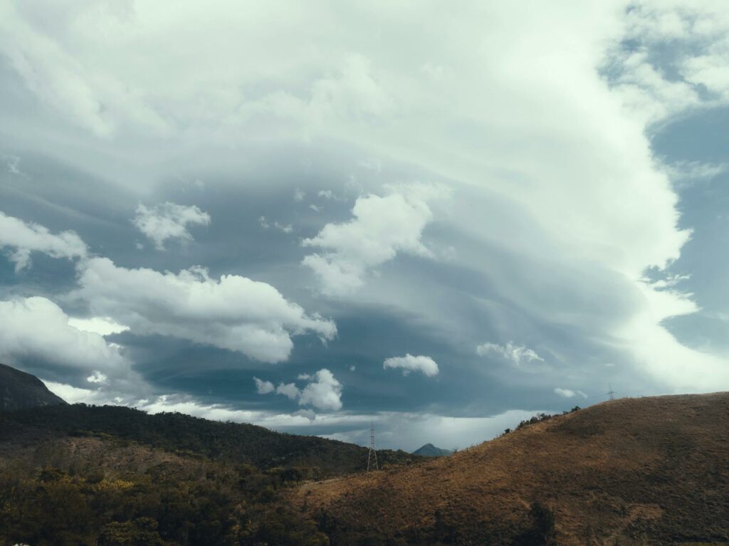 Ciel de montagne avec nuages annonciateurs d'un changement de temps en altitude