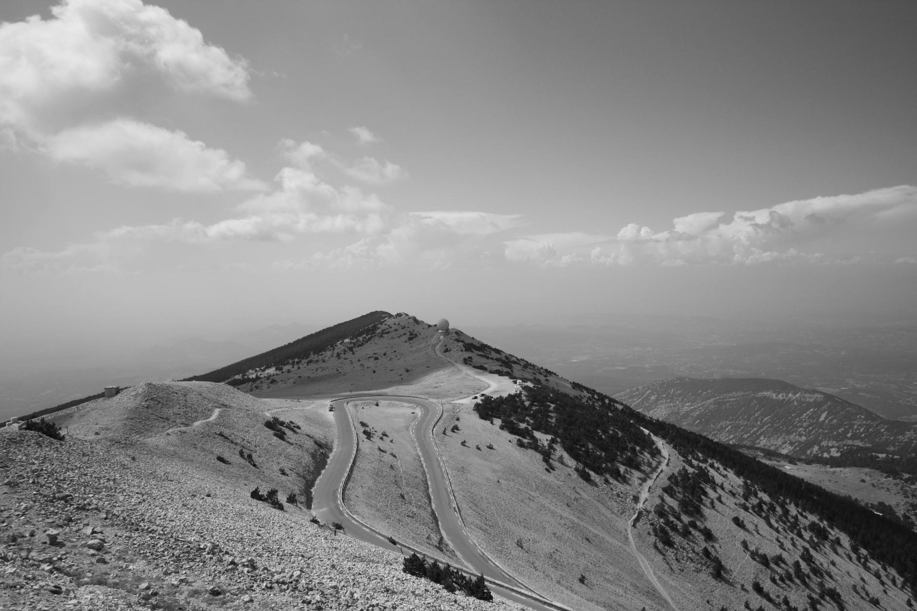 Vue panoramique du sommet du Mont Ventoux depuis un sentier de randonnée pédestre en Provence, ciel bleu et paysage karstique