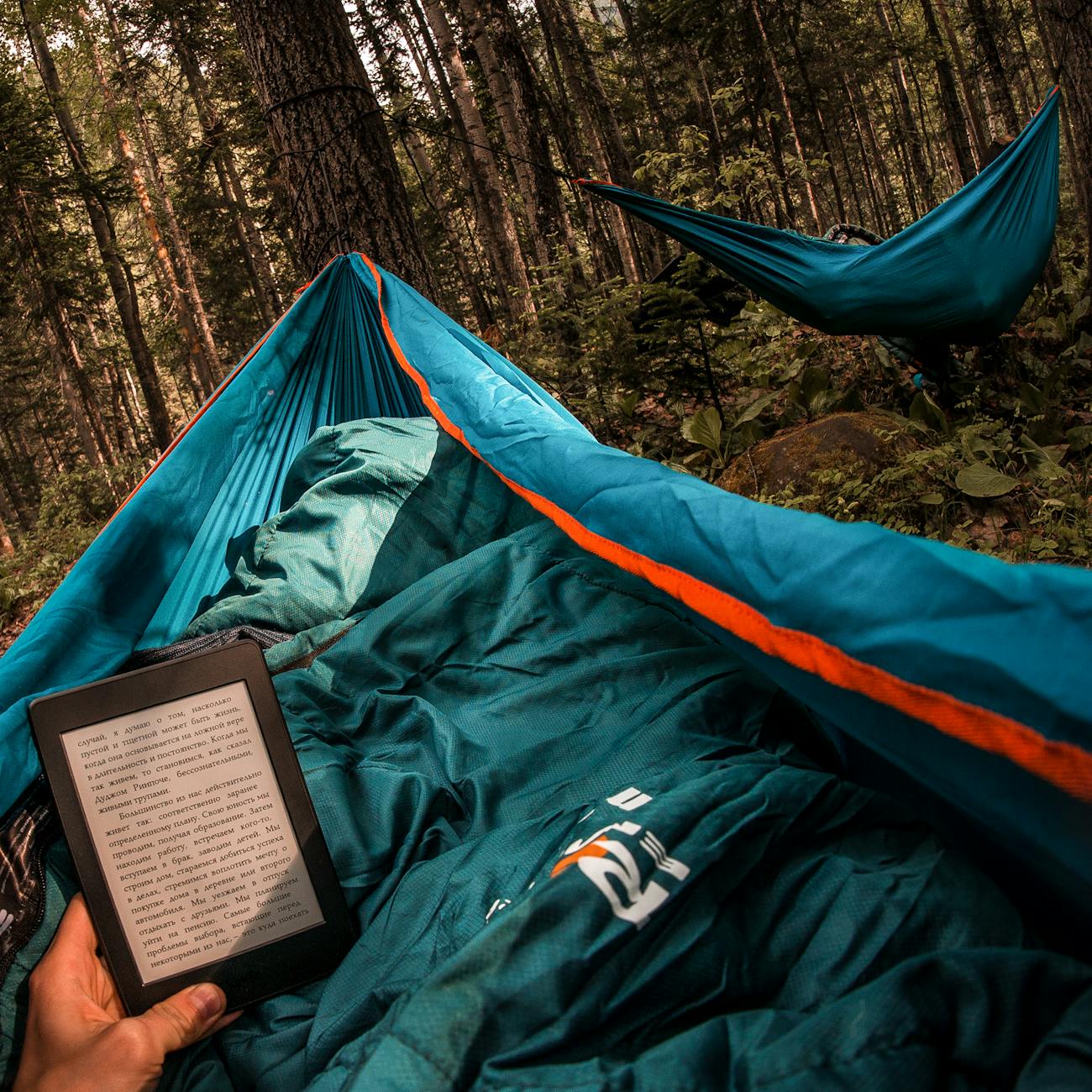 Gros plan sur un matelas autogonflant déroulé dans une tente avant la nuit en bivouac