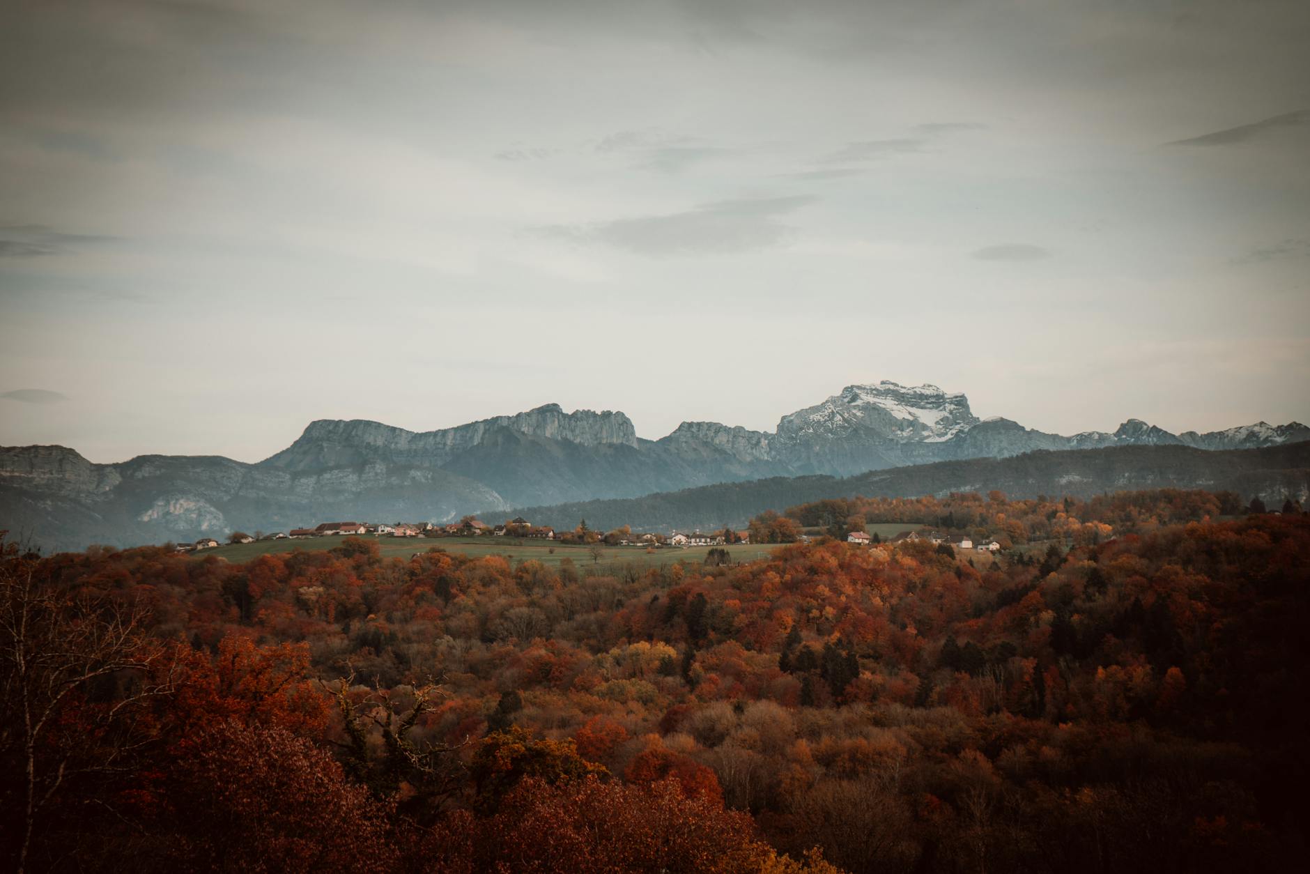 Panorama des montagnes des Vosges en automne avec forêts aux couleurs flamboyantes orange et rouge