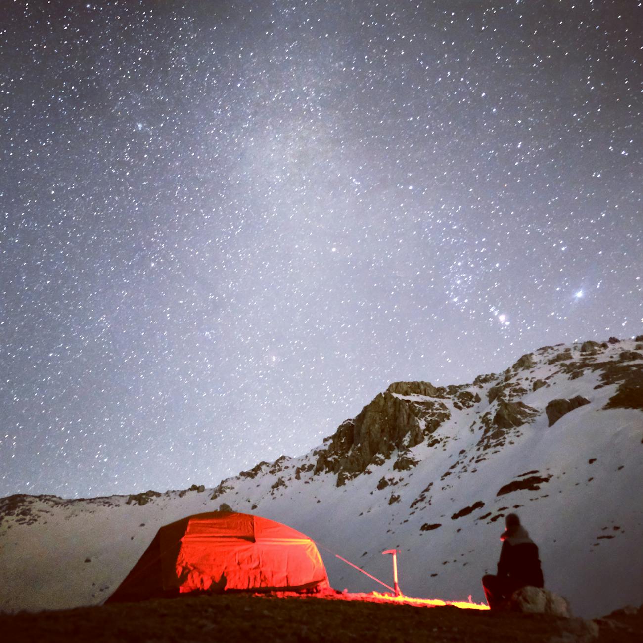 Ciel étoilé d'été avec constellations visibles depuis un sommet de montagne sans pollution lumineuse