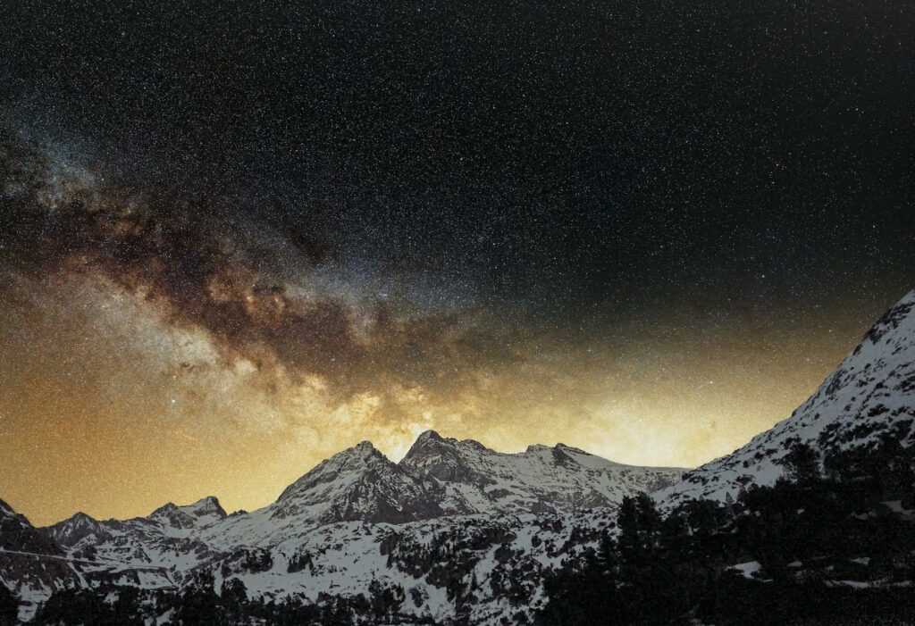 Voie lactée et constellations d'été au-dessus d'une crête de montagne sous un ciel nocturne dégagé
