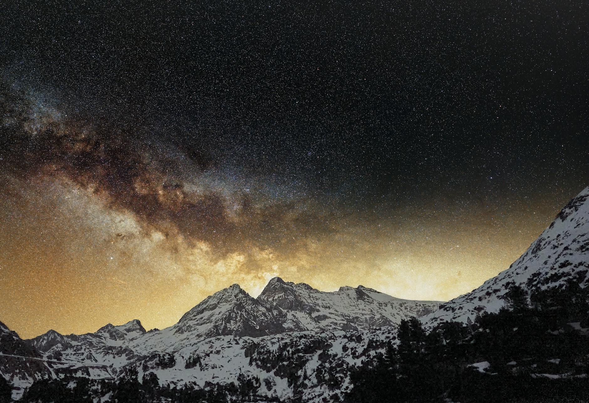 Voie lactée et constellations d'été au-dessus d'une crête de montagne sous un ciel nocturne dégagé