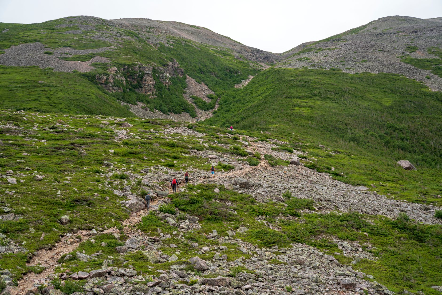 Sentier de randonnée en montagne traversant un paysage sauvage préservé sans trace humaine