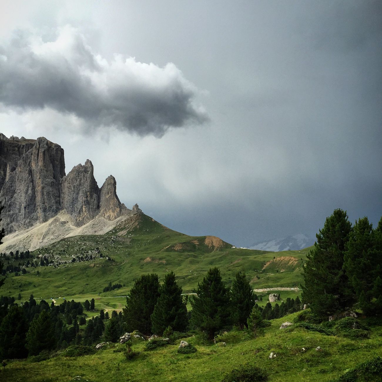 Nuages d'orage sombres s'accumulant au-dessus d'un sommet montagneux en fin d'après-midi