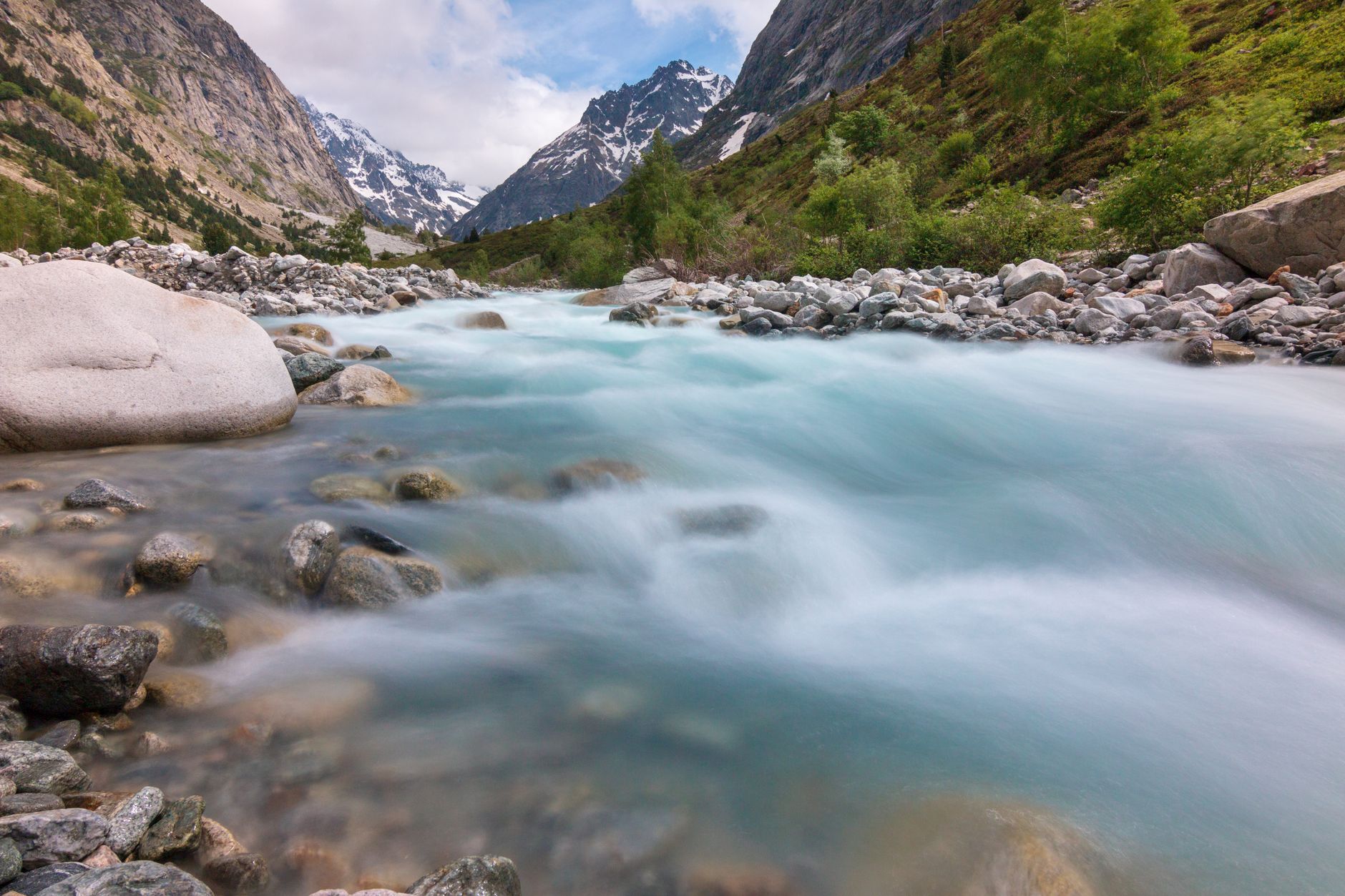 Torrent de montagne à l'eau claire, source typique où le randonneur prélève l'eau à purifier avec des pastilles Micropur