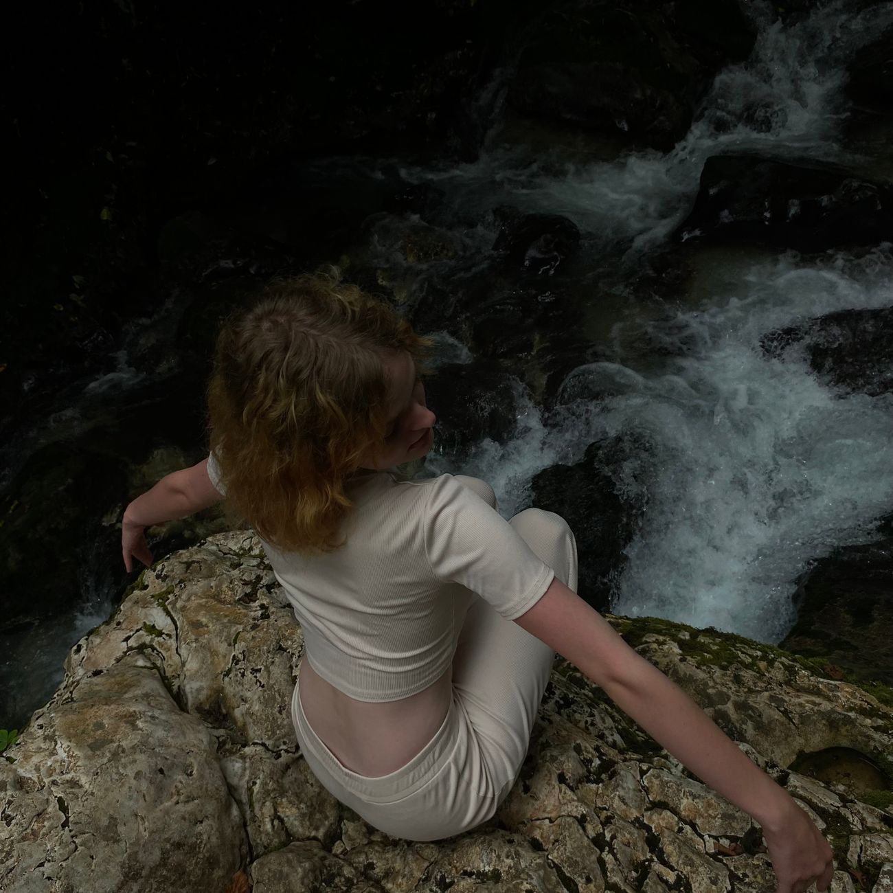 Chute d'eau en pleine jungle tropicale guadeloupéenne entourée de végétation luxuriante