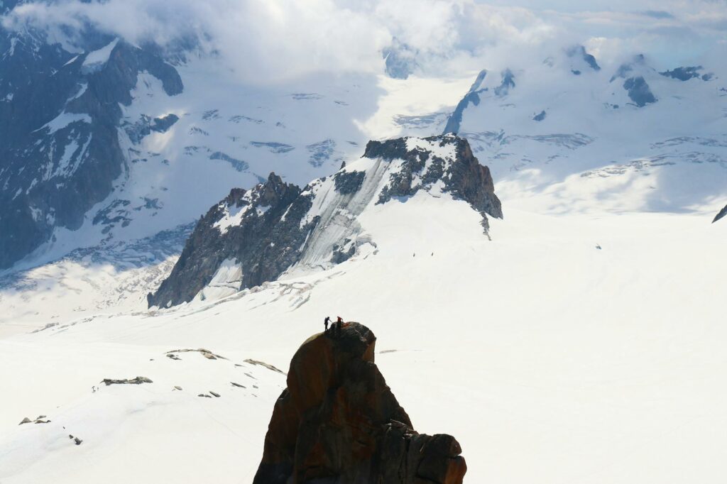 Sommets alpins du parc national du Mercantour au-dessus d'une vallée glaciaire en été