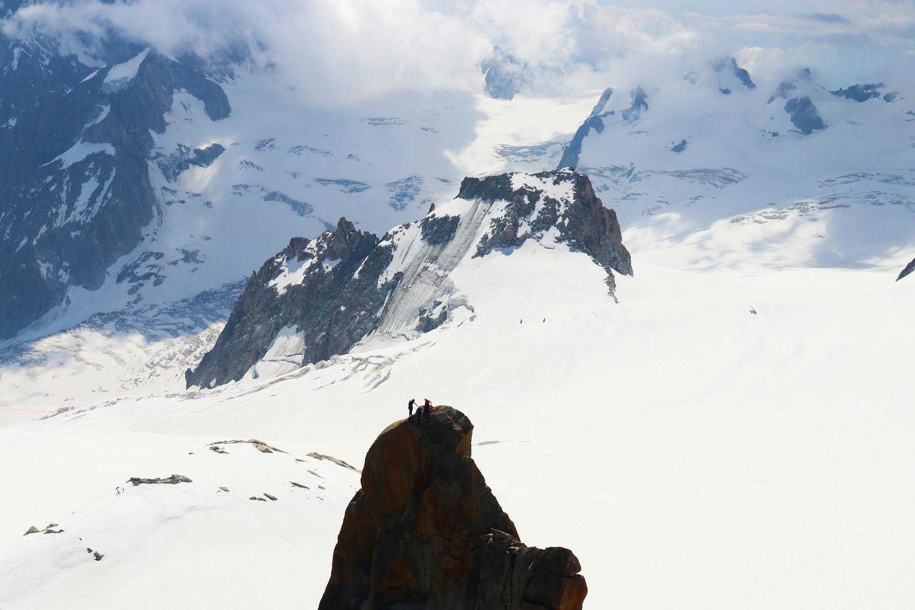 Sommets alpins du parc national du Mercantour au-dessus d'une vallée glaciaire en été
