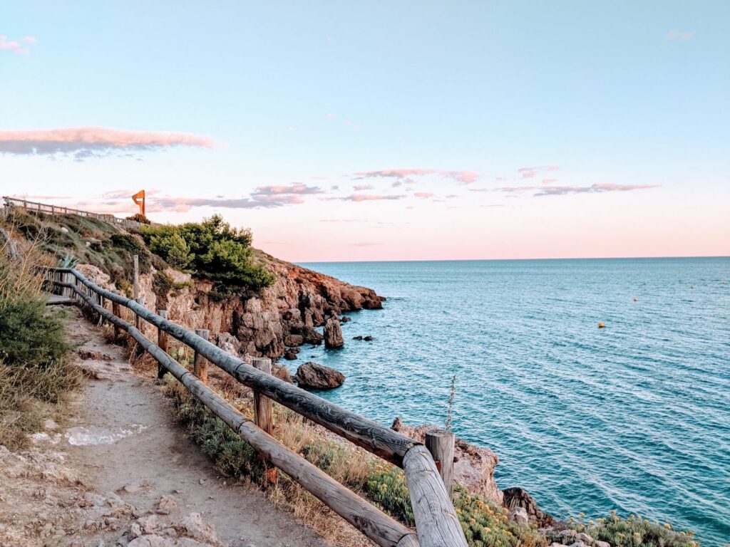 Sentier littoral sauvage de la Côte d'Azur surplombant la Méditerranée entre calanques et maquis