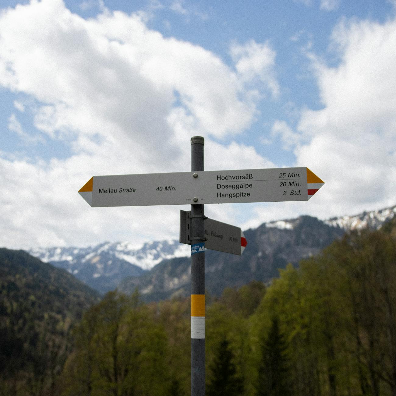 Gros plan sur un porte-bébé de randonnée dorsal réglable avec pare-soleil pour bébé en extérieur