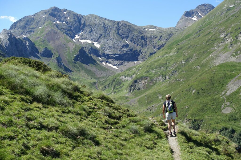Panorama de montagne au petit matin illustrant les nouvelles pratiques outdoor et de randonnée attendues en France en 2026