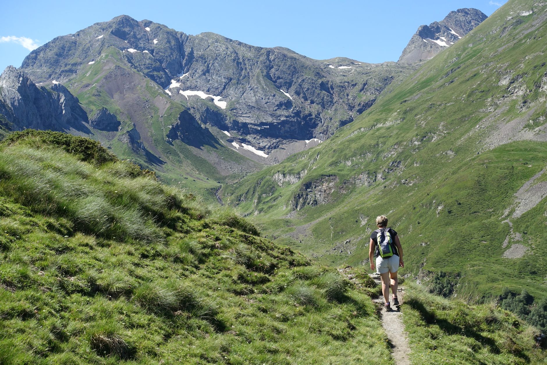 Panorama de montagne au petit matin illustrant les nouvelles pratiques outdoor et de randonnée attendues en France en 2026