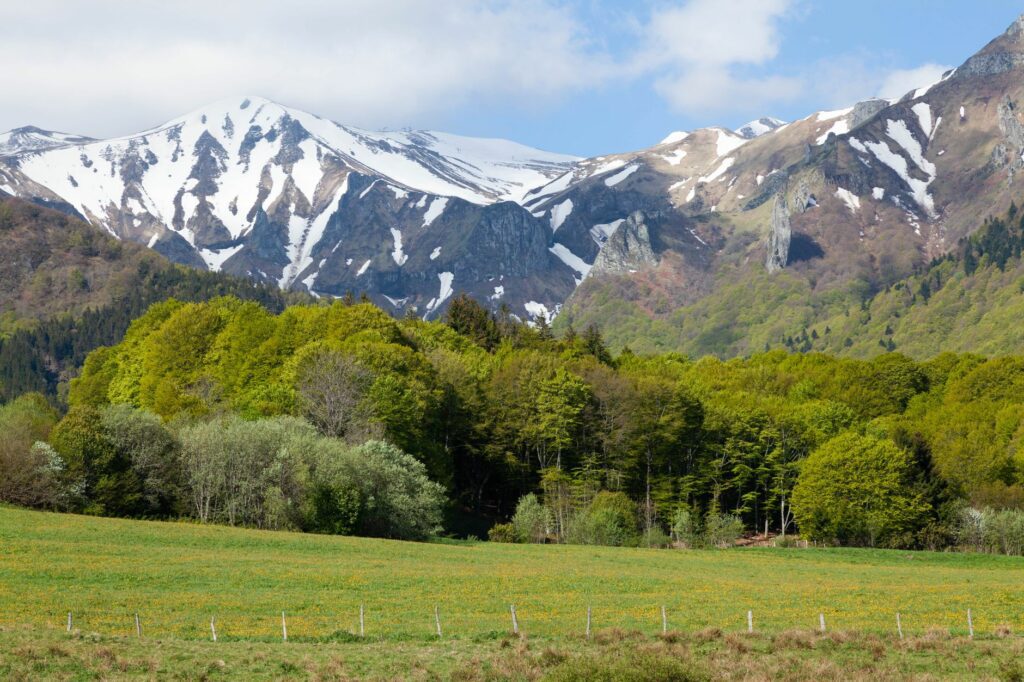 Panorama sur les volcans du Massif Central en Auvergne au lever du soleil, idéal pour la randonnée