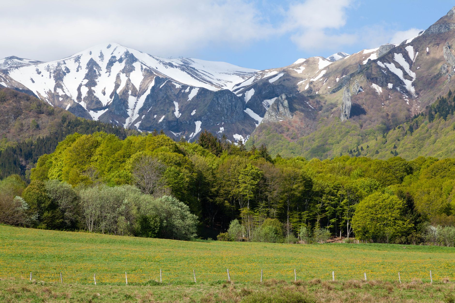 Panorama sur les volcans du Massif Central en Auvergne au lever du soleil, idéal pour la randonnée