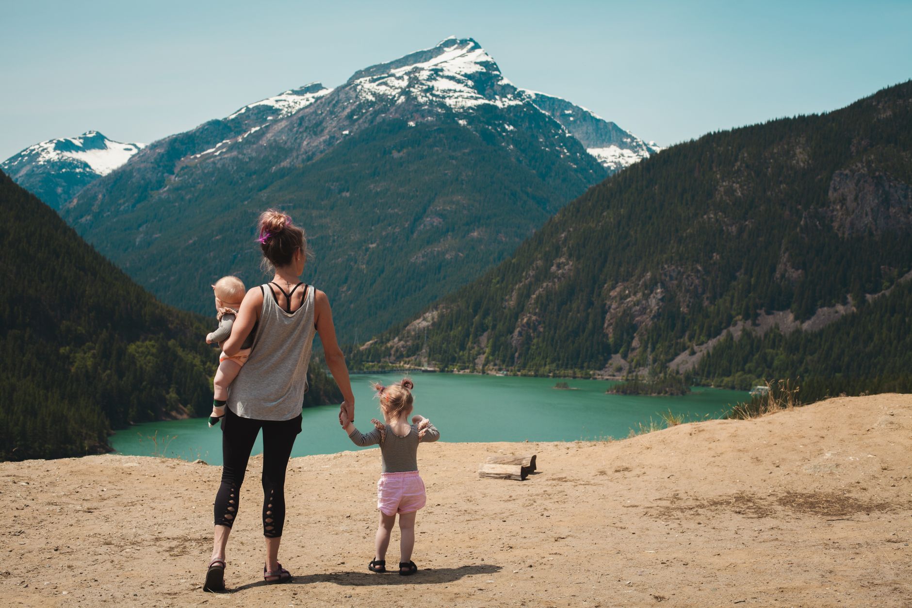 Enfant et parent en randonnée sur un sentier de montagne, initiation en famille à la découverte des sommets en 2026