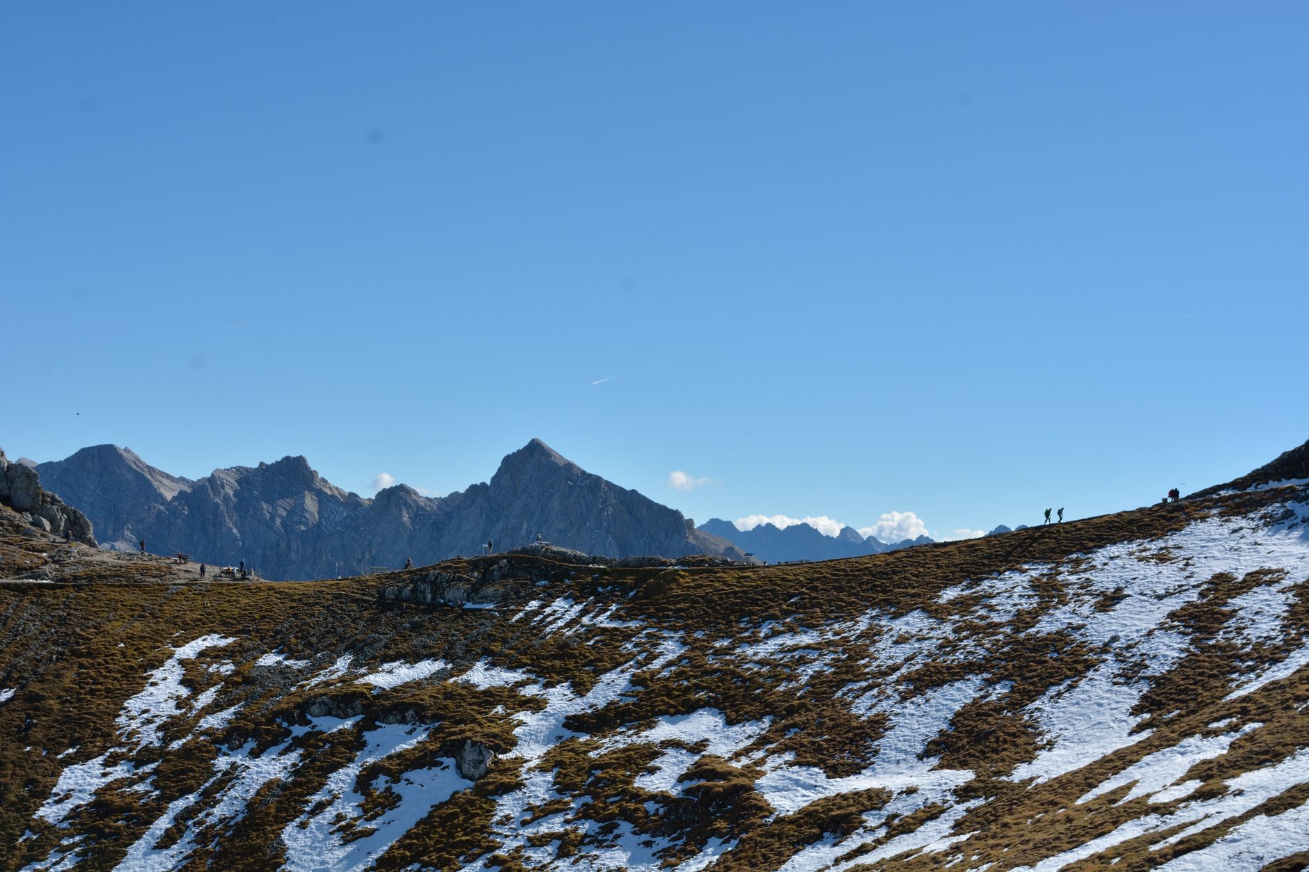 Panorama depuis les crêtes du Grand Colombier dans le Bugey, sommet culminant à 1534 mètres avec vue sur les Alpes et le lac du Bourget