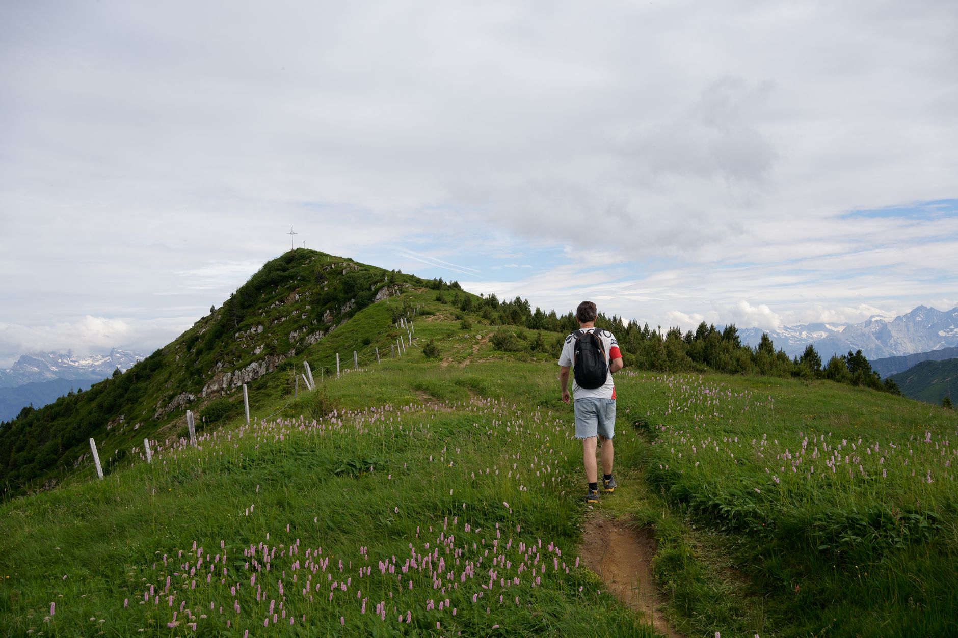 Randonneur fatigué marchant sur un sentier de montagne, illustrant les signes de coup de pompe liés à l'hypoglycémie en randonnée