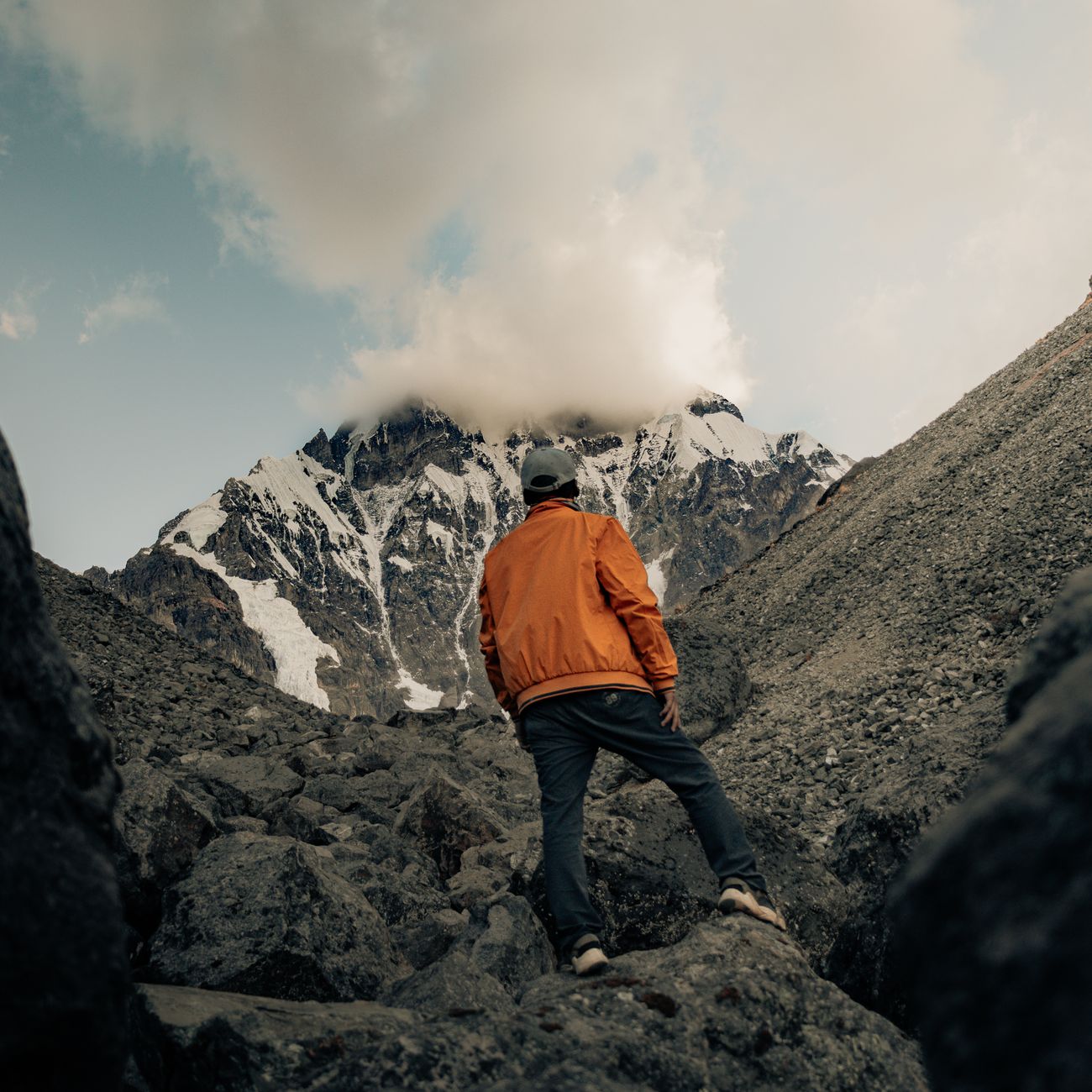 Alpiniste encordé progressant en crampons sur une arête glaciaire, technique typique de la traversée de La Meije