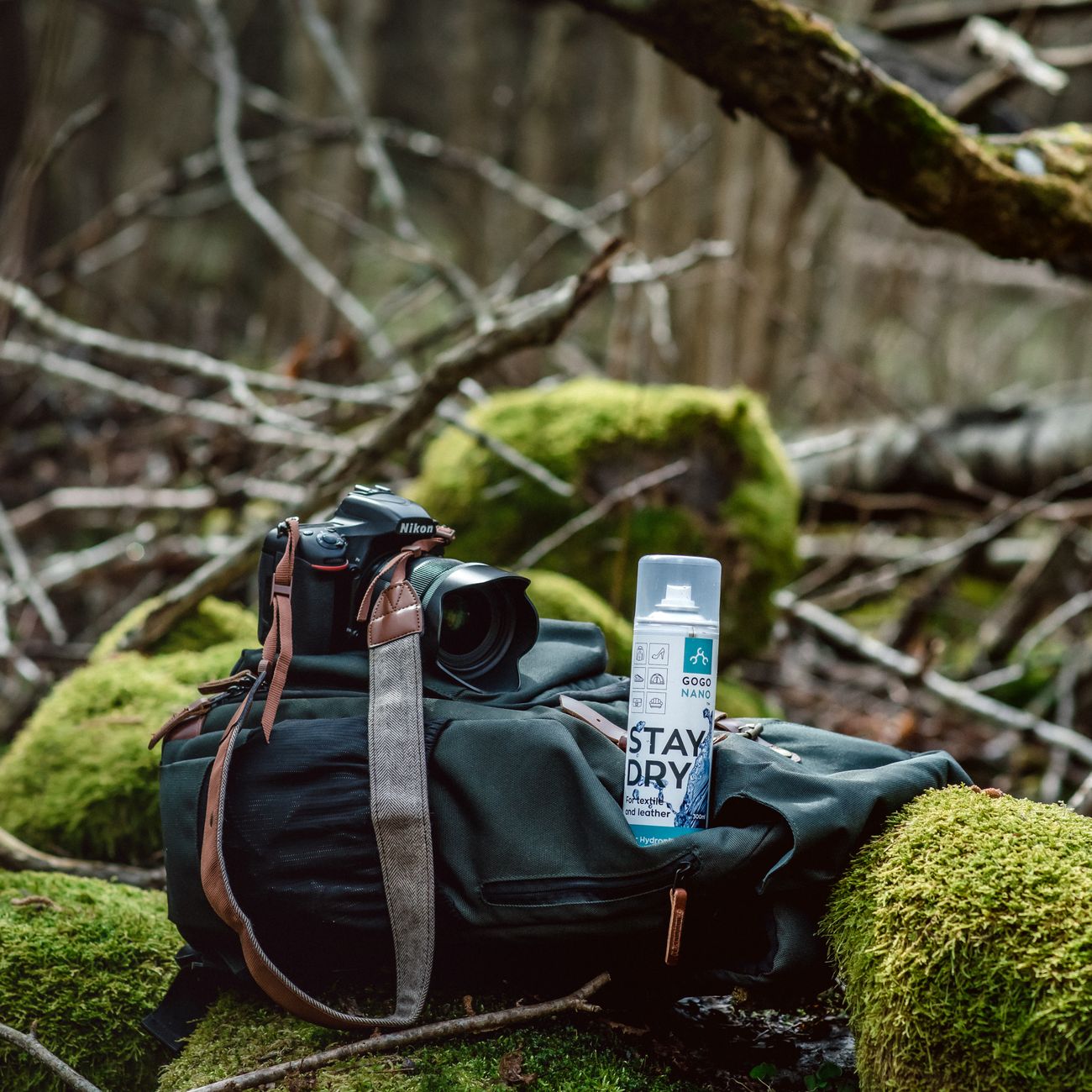 Matériel de trekking étalé au sol pour préparer et vérifier la checklist avant un départ en trek de plusieurs jours