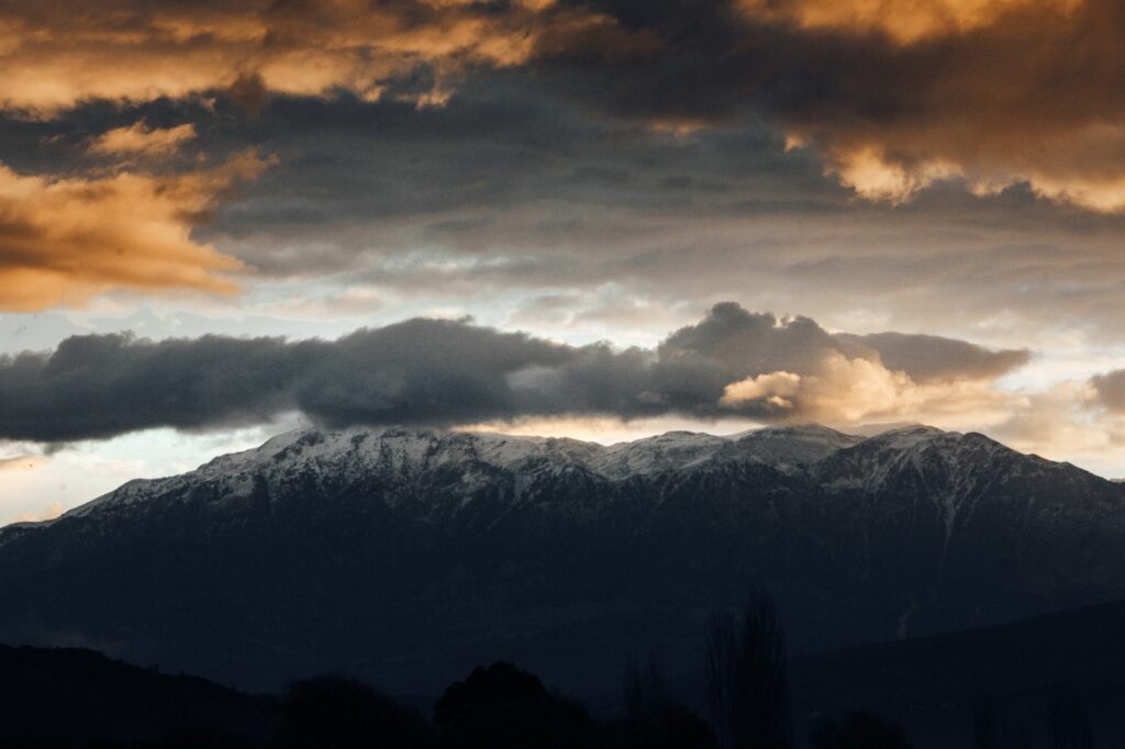 Ciel d'orage menaçant au-dessus d'une chaîne de montagnes, illustrant les risques météo brusques en altitude en randonnée