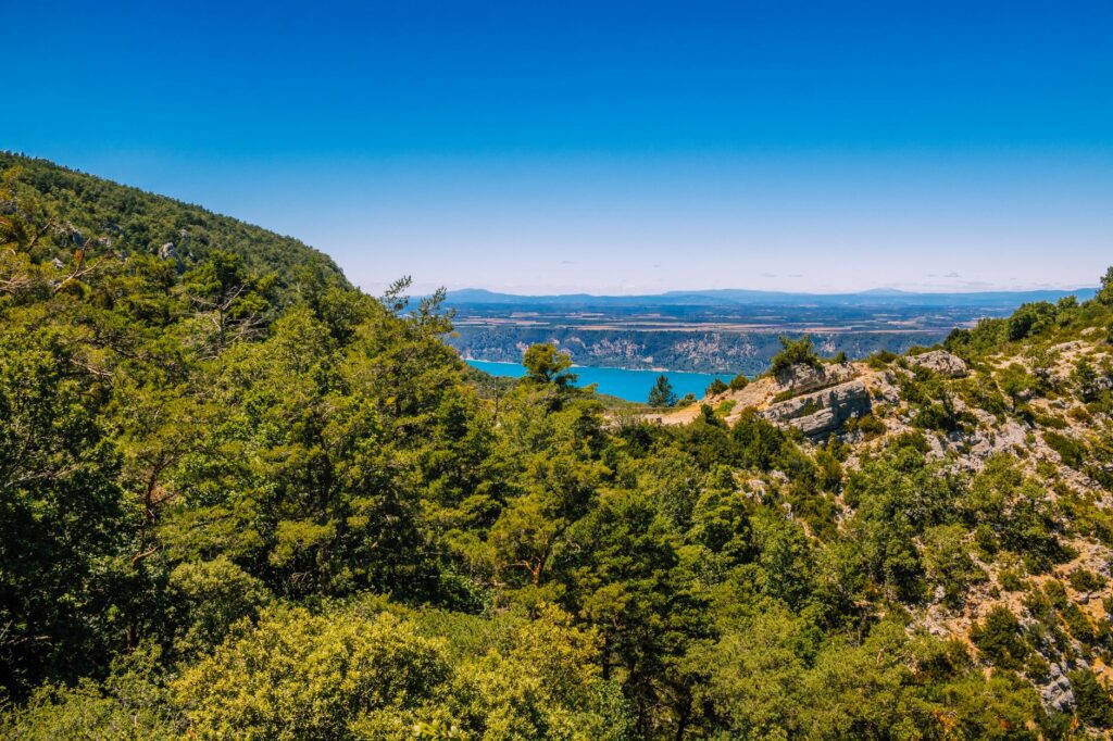 Vue plongeante sur les gorges du Verdon et leurs falaises calcaires au-dessus de la riviere turquoise