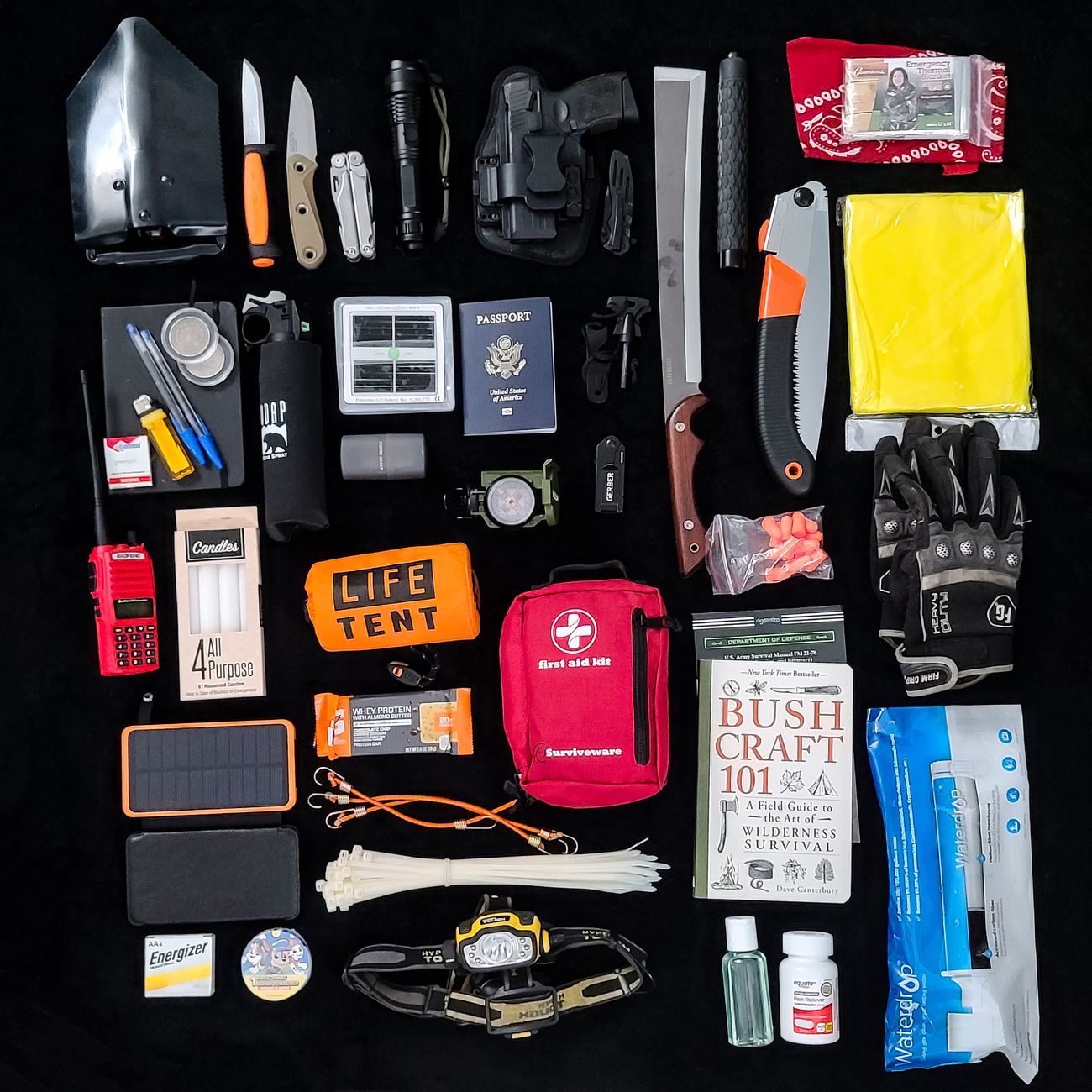Contenu détaillé d'une trousse de secours de randonnée avec pansements, compresses et bande de strapping