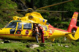 Appeler les secours en montagne : numéros et gestes