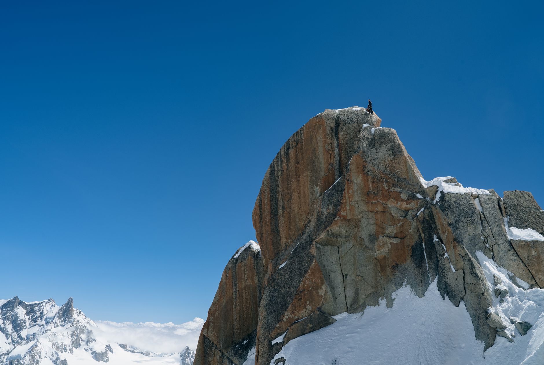Vue panoramique du massif du Mont Blanc avec sa face enneigée et les cordées progressant sur la voie normale en haute montagne