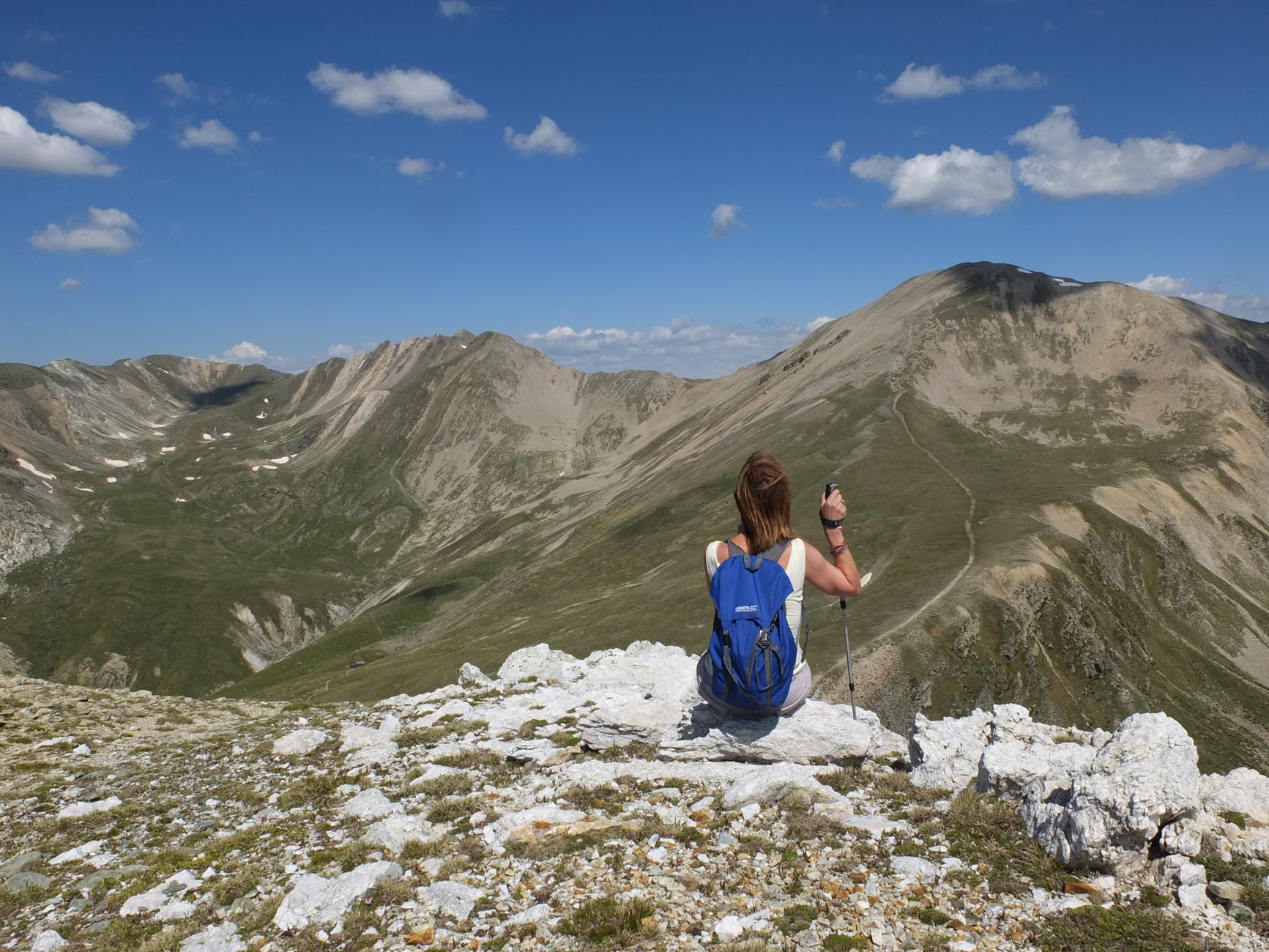 Vue panoramique du massif du Canigou dans les Pyrénées orientales, sommet emblématique culminant à 2784 mètres d'altitude