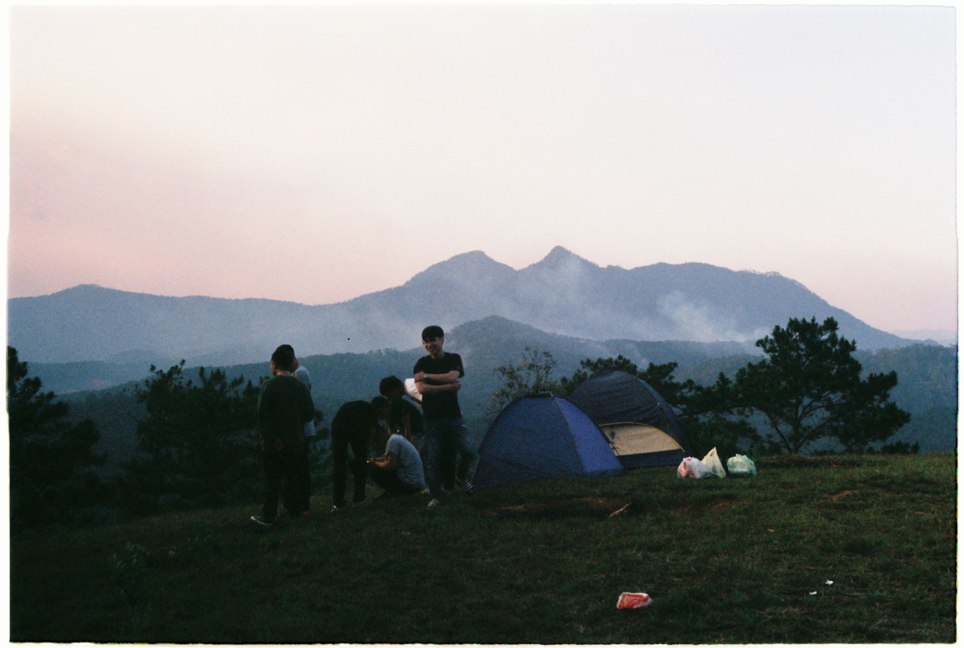 Tente de camping familiale installée en montagne au coucher du soleil pour un premier bivouac en famille en 2026
