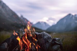 Allumer un feu en pleine nature (légalité et technique)