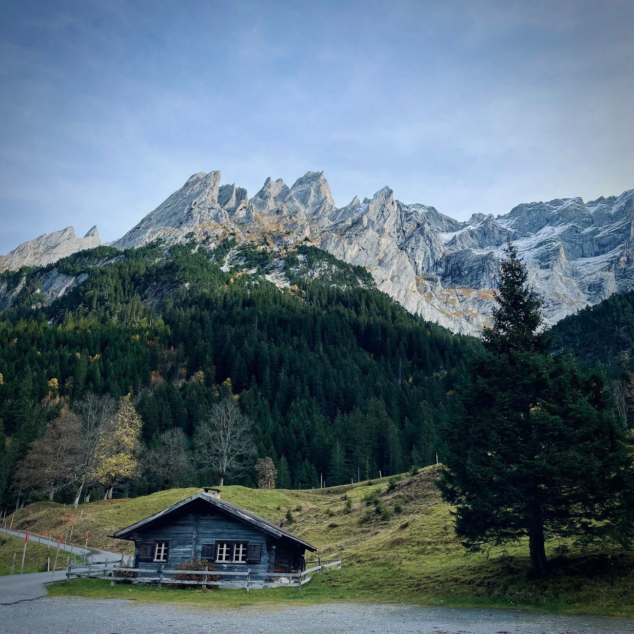 Détail d'un refuge de montagne en bois et pierre, matériaux typiques des refuges rénovés en altitude
