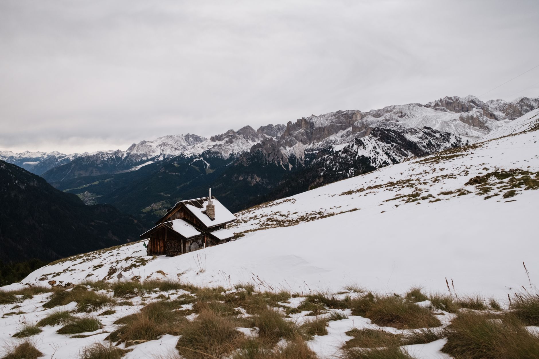 Refuge de montagne isolé au milieu d'un vaste paysage alpin, symbole des nouveaux refuges ouverts en 2026