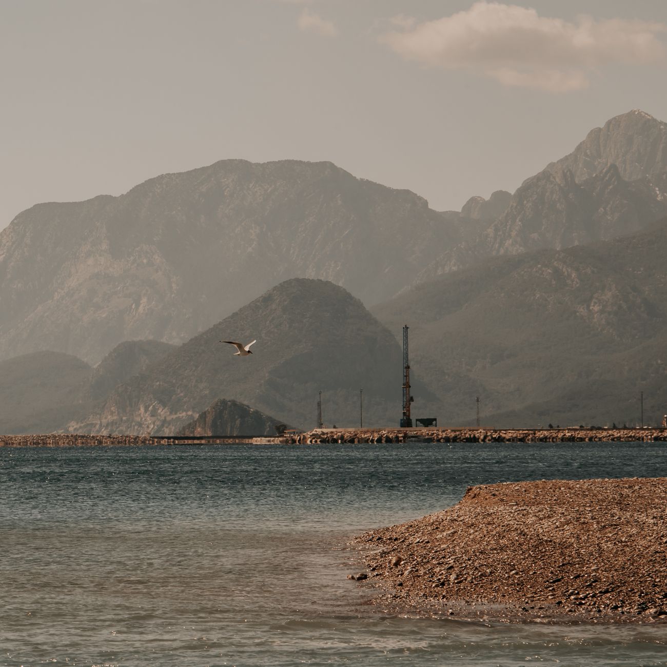 Eau turquoise et rochers d'une crique de Port-Cros, au cœur des fonds marins protégés du parc national