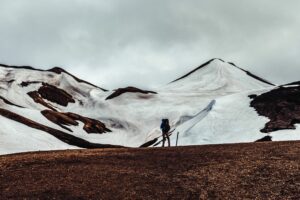 Randonnée en solo : avantages, risques, précautions