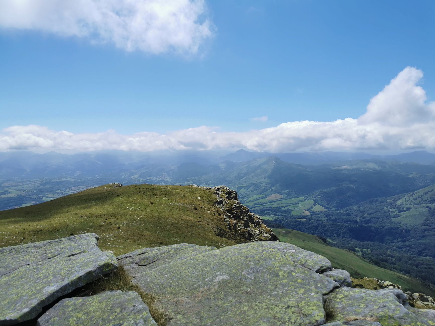 Paysage de montagne et de littoral en Nouvelle-Aquitaine, entre Pyrénées basques et côte atlantique